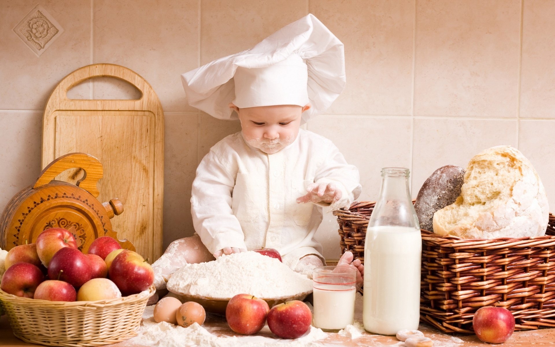 cuoco tutto nella farina chumazik in cucina cuochi bambino bambino briciola divertimento gioco scherzi farina latte bottiglia mele frutta pane bicchiere tavola faccia