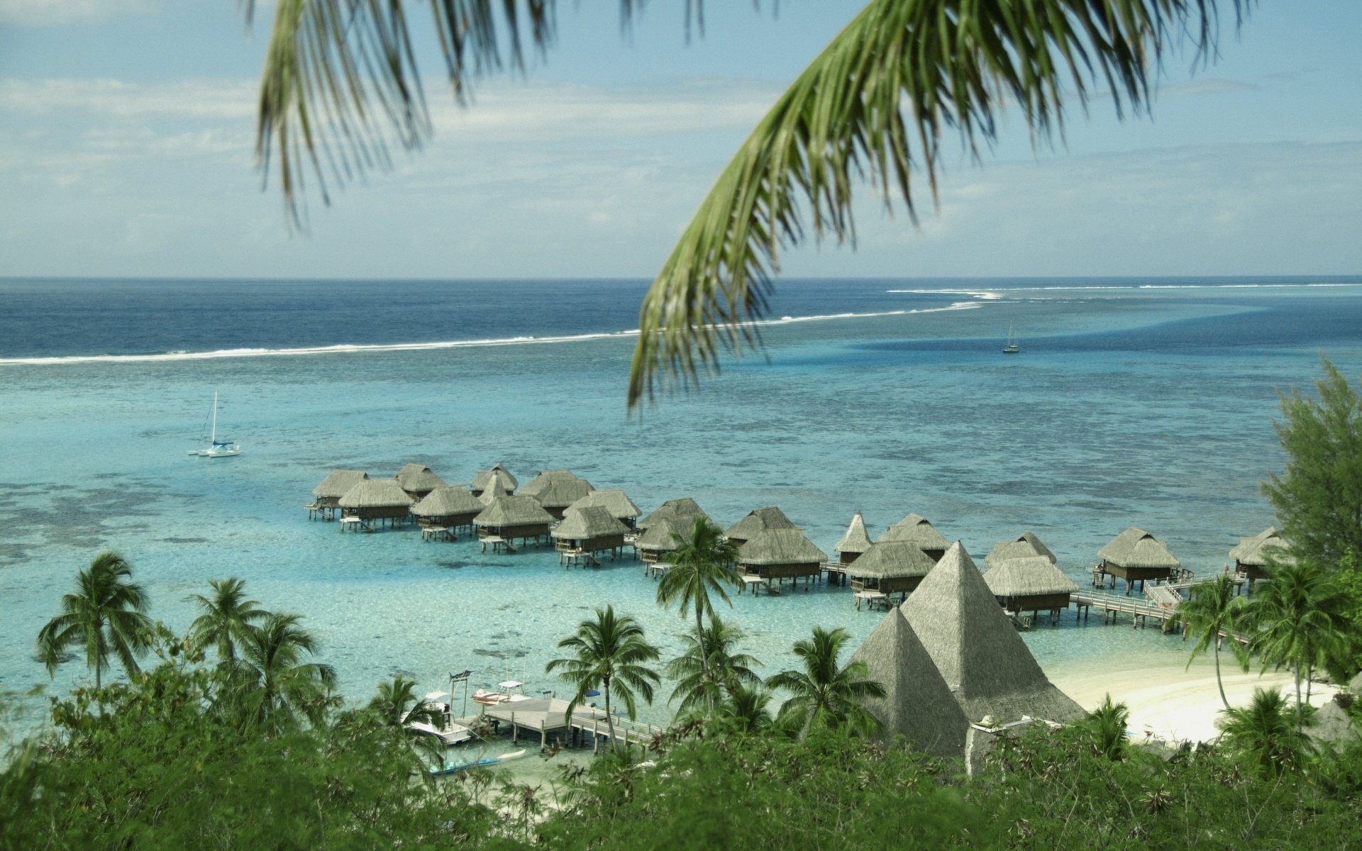 case di paglia acqua di mare costa spiaggia acqua cielo tropici isole natura mare paesaggio vista altitudine palme vegetazione oceano rami brezza paradiso estate caldo caldo resort yacht barca a vela