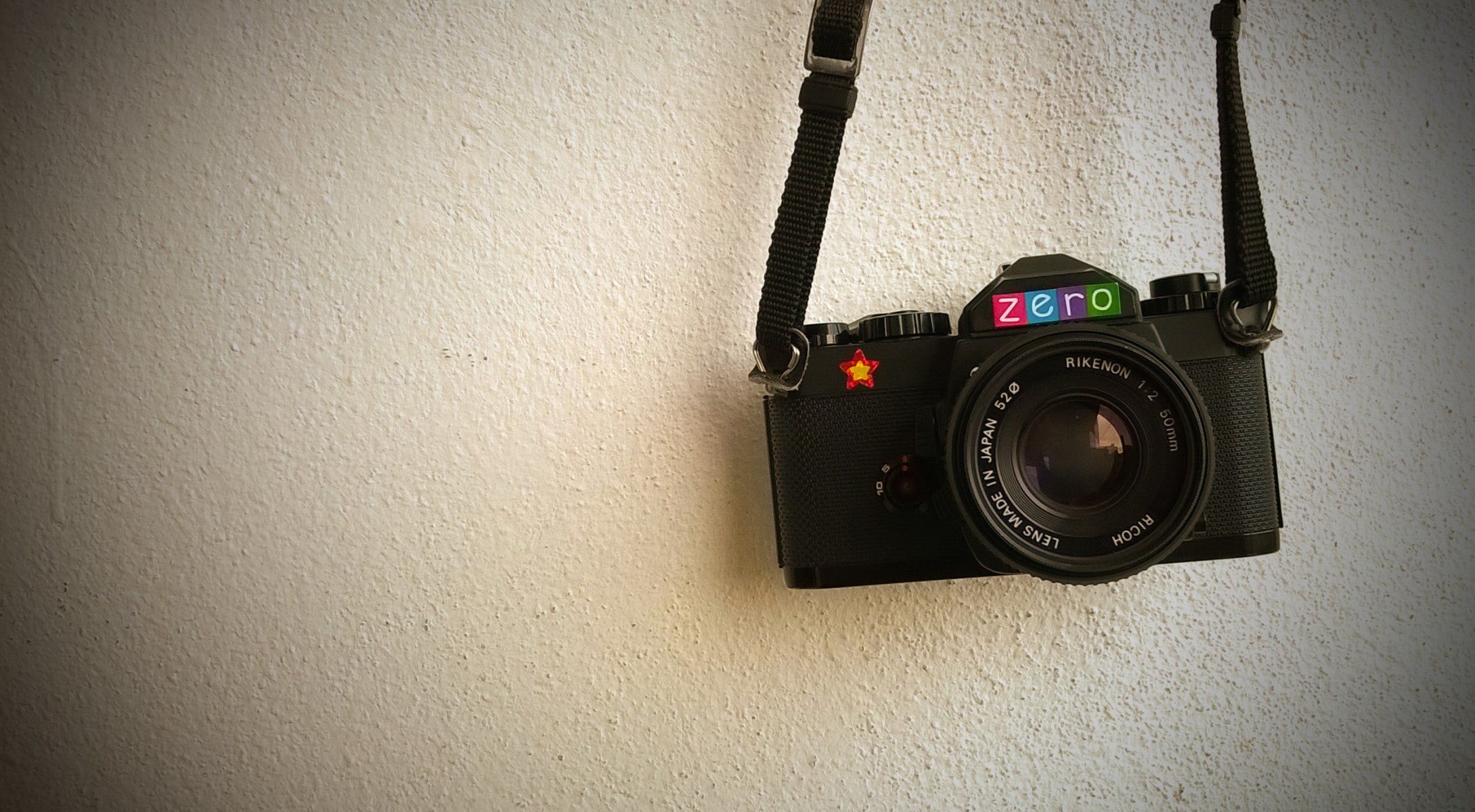 macchina fotografica sfondo parete