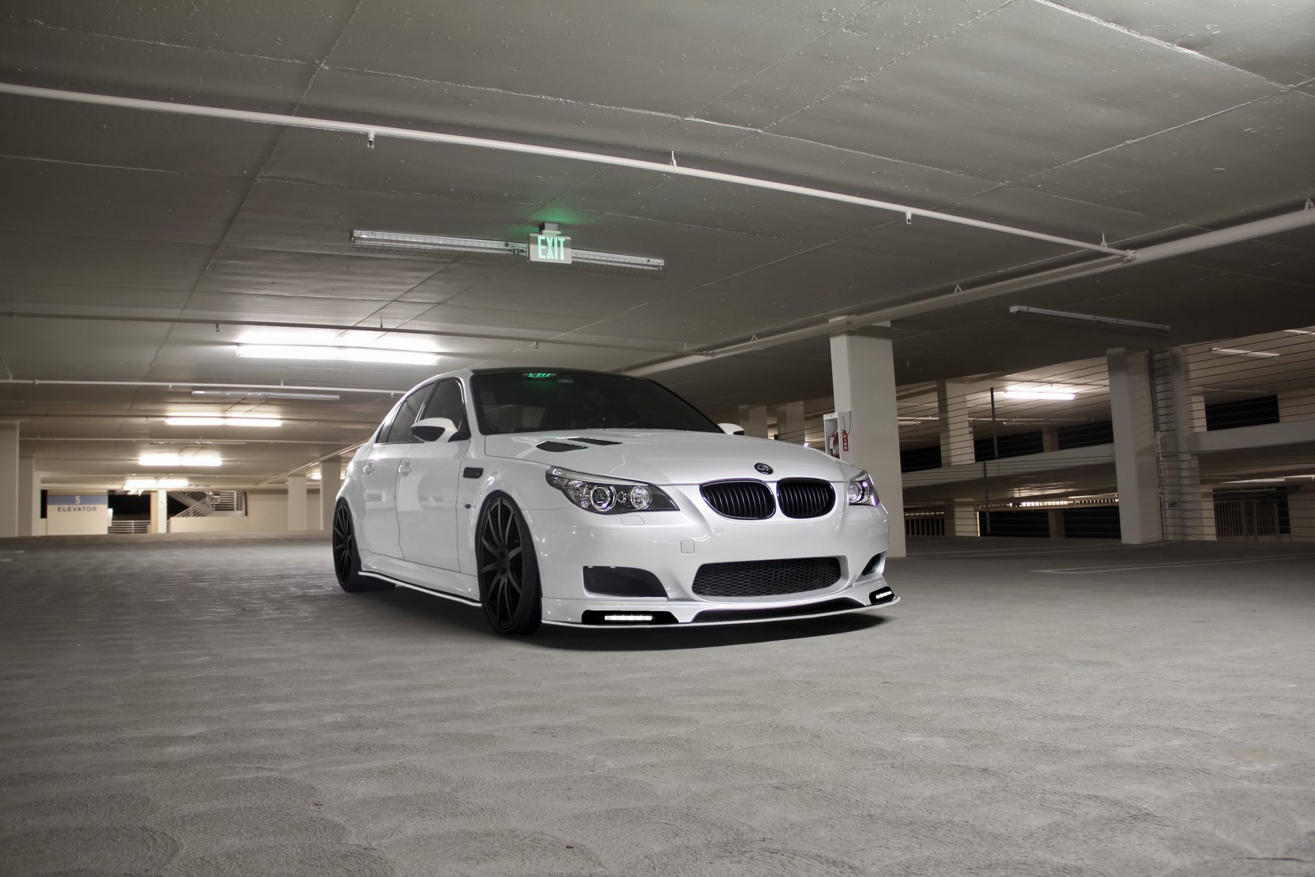 bmw m5 e60 bianco bmw vista frontale parcheggio