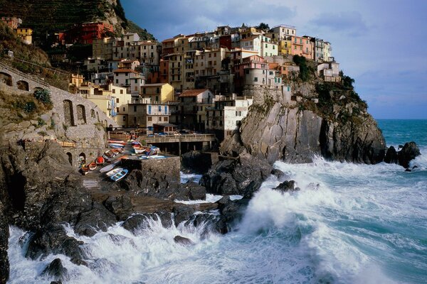 Italia. Mare impetuoso. Montagna