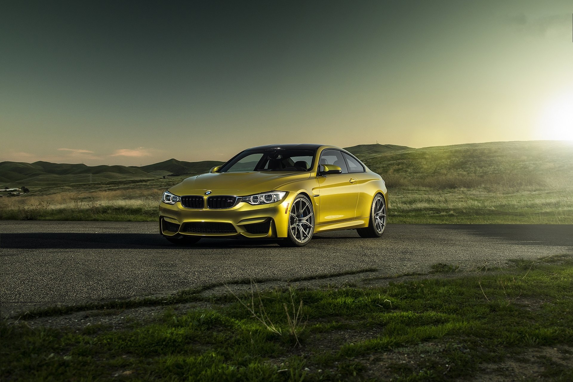 bmw m4 f82 giallo bmw coupé tramonto ombra