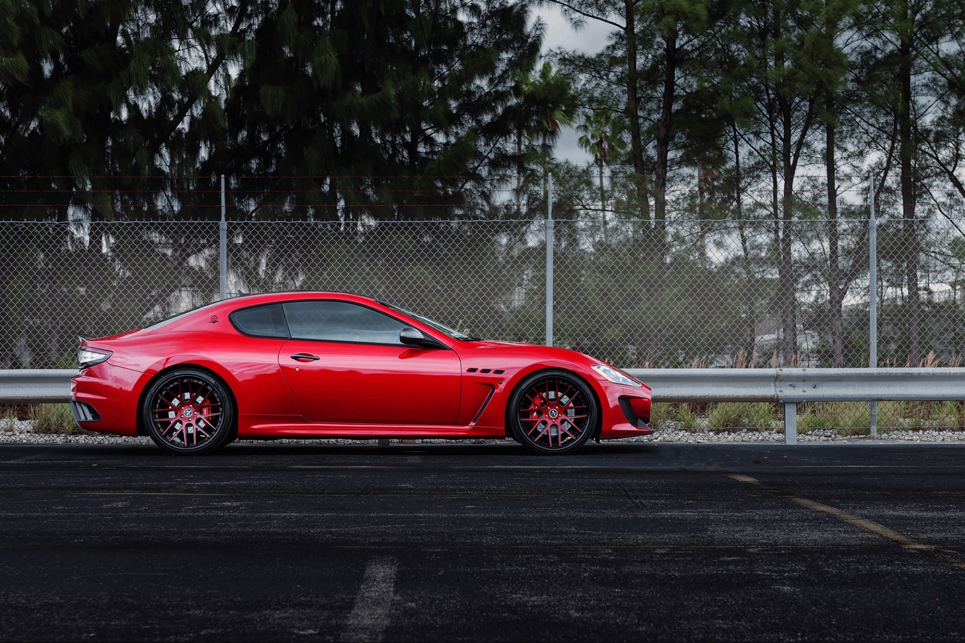 maserati granturismo mc stradale ruote rosse alberi maserati granturismo profilo rosso cerchi guardrail