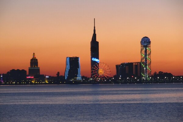 Paesaggio urbano Vicino al mare al tramonto
