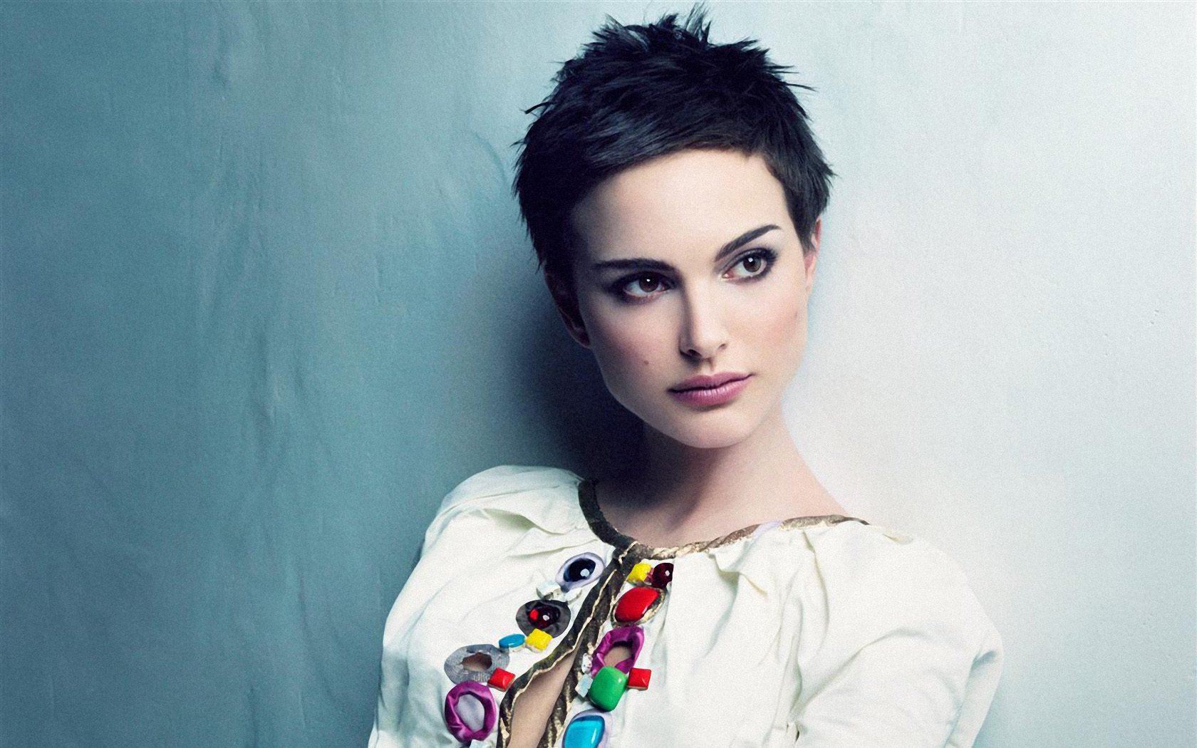 natalie portman bottoni colorati taglio di capelli corto natalie portman contro il muro caratteristiche espressive del viso attrice modelli di moda ritratto ragazze brune sguardo donne viso occhi