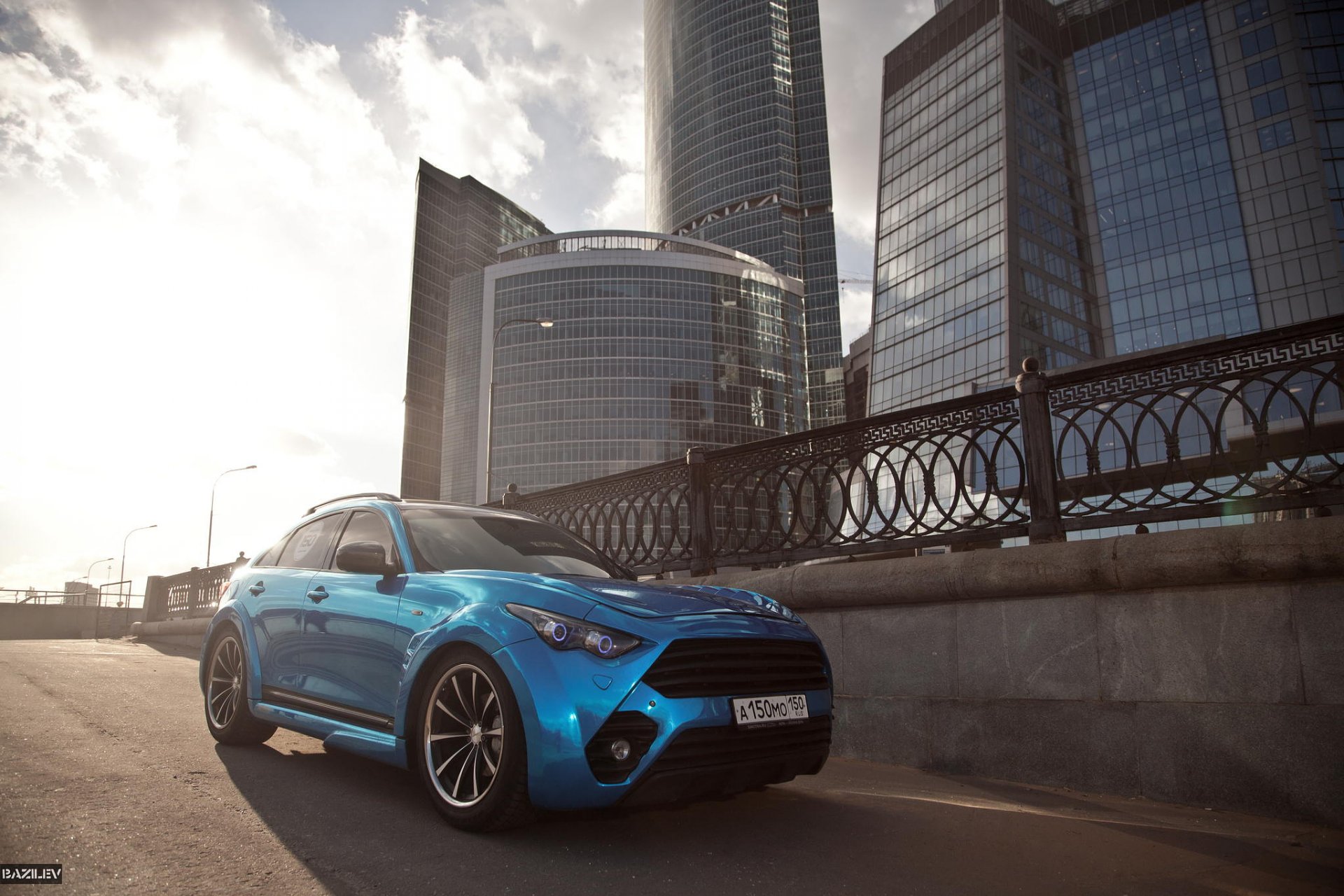 alex bazylev fotografo infiniti fx50 blu cerchi tramonto