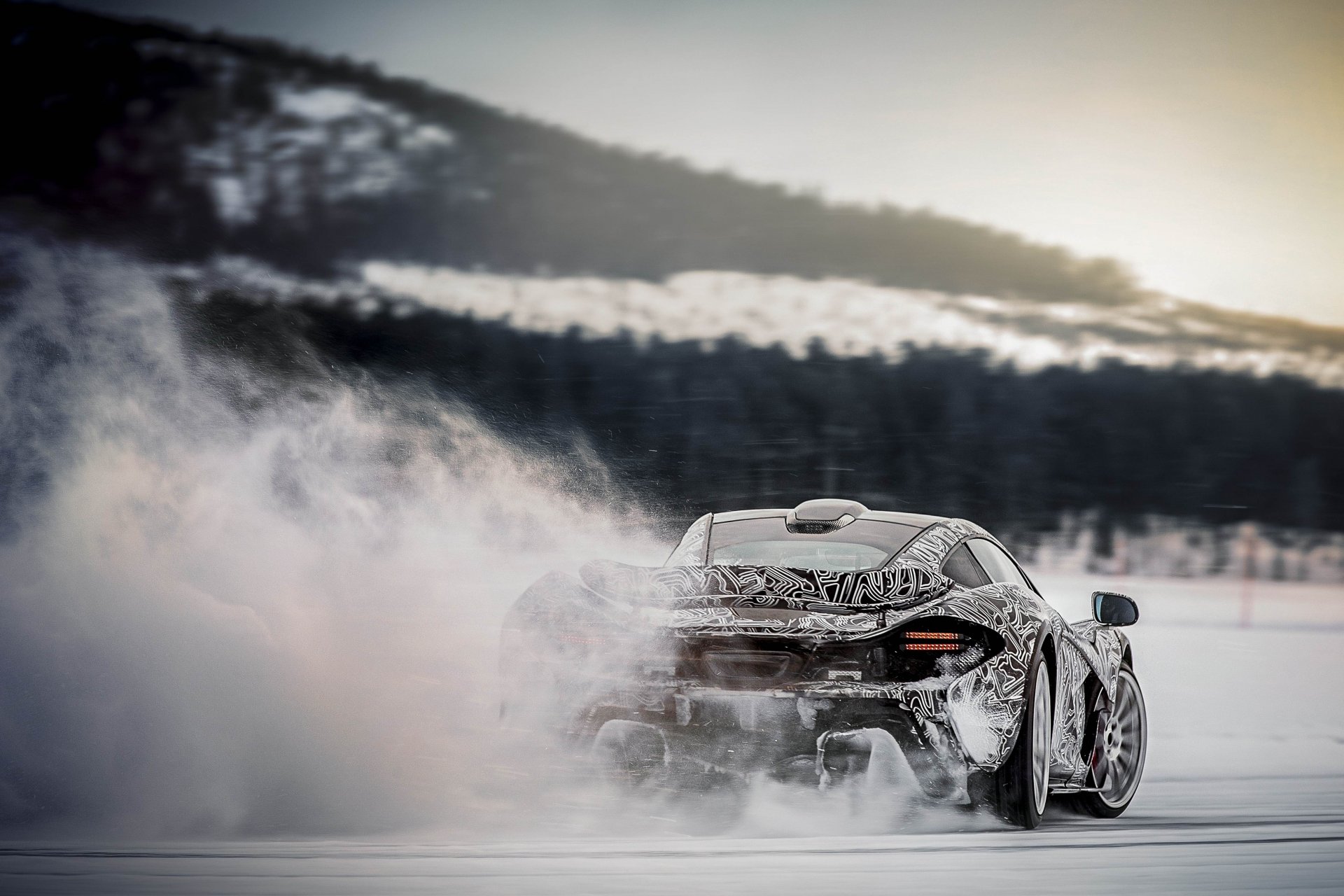 mclaren p1 hypercar skid velocità neve