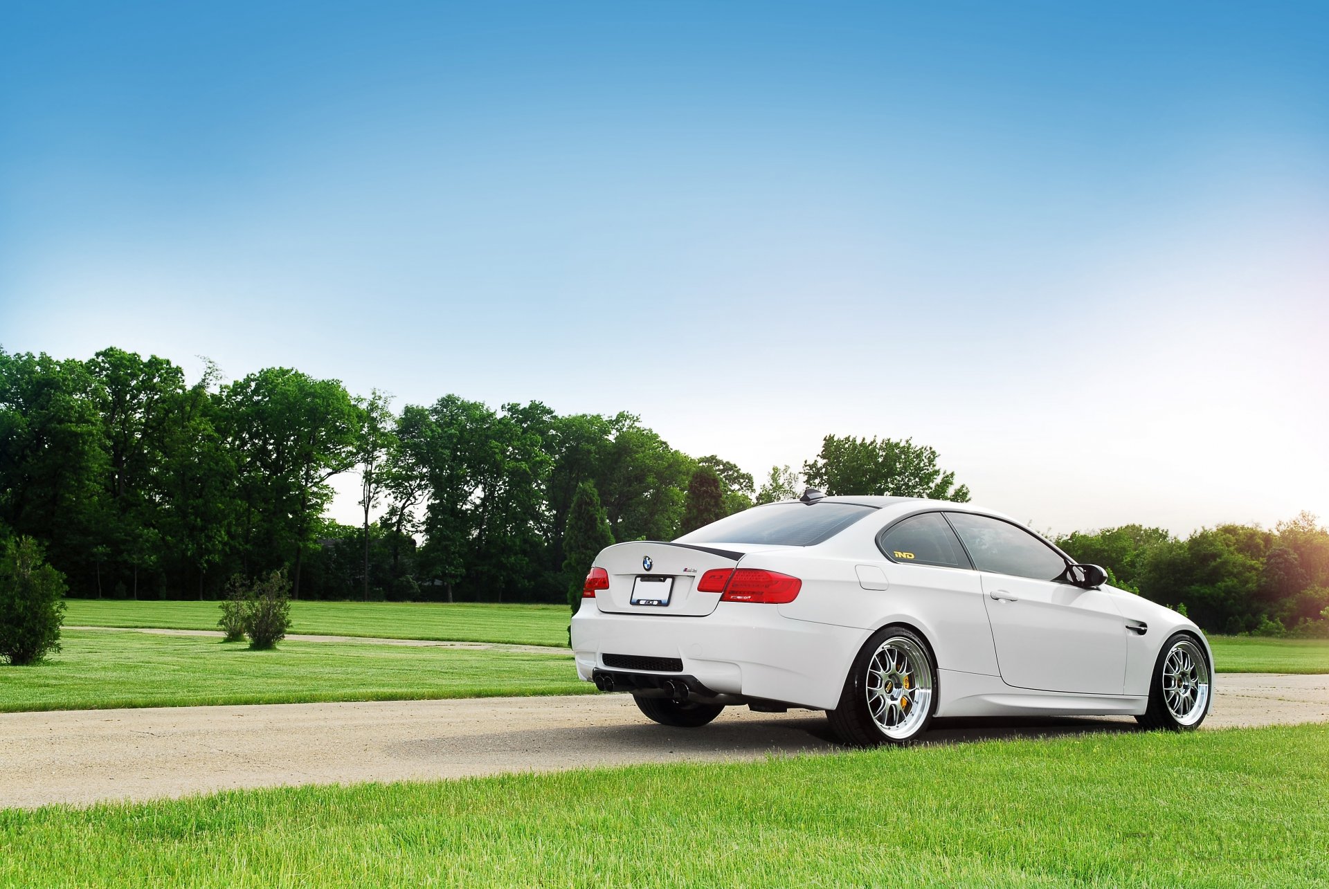 bmw m3 e92 bianco alberi cielo nuvole bmw vista posteriore pista prato