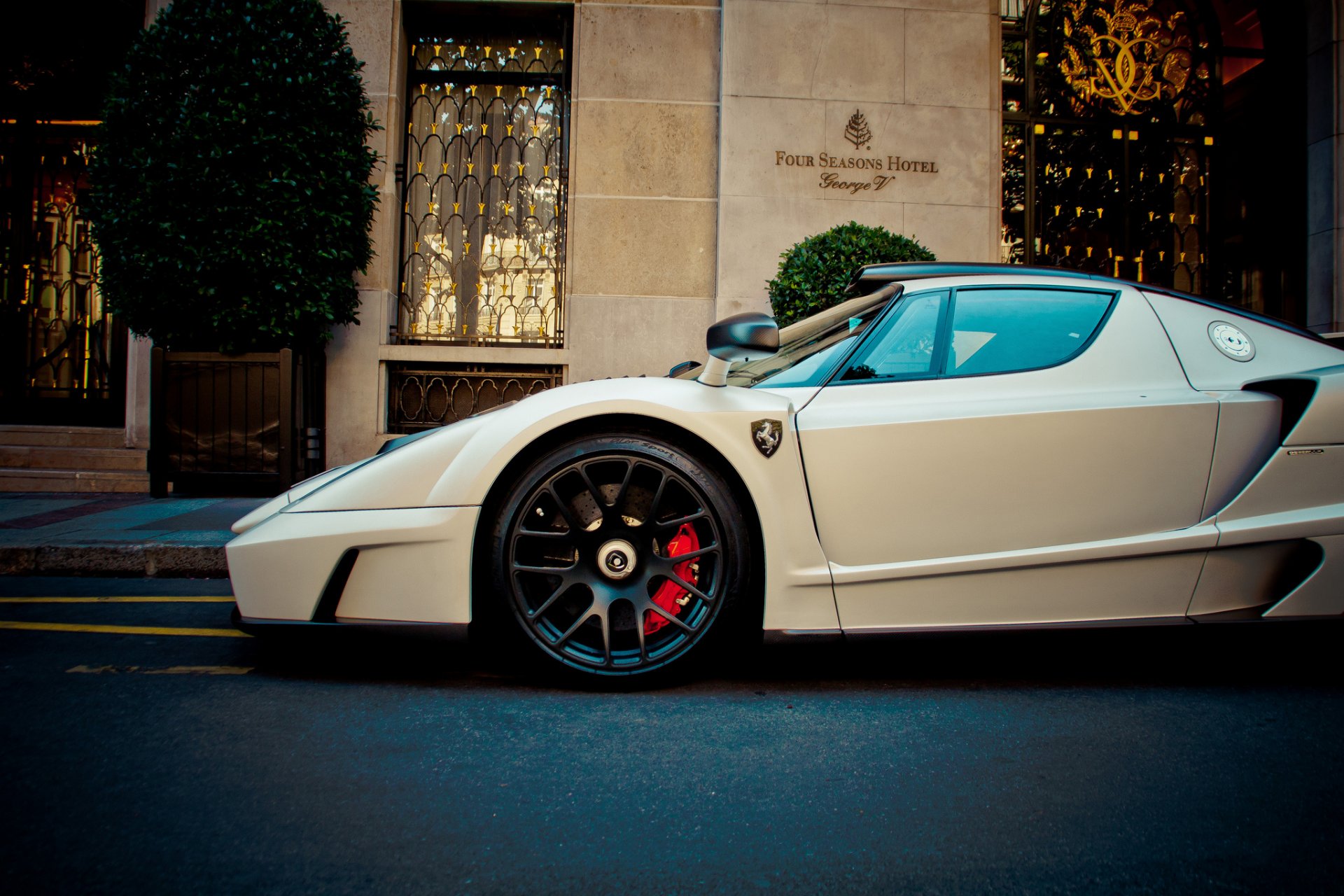 ferrari enzo gemballa bianco anteriore hotel supercar