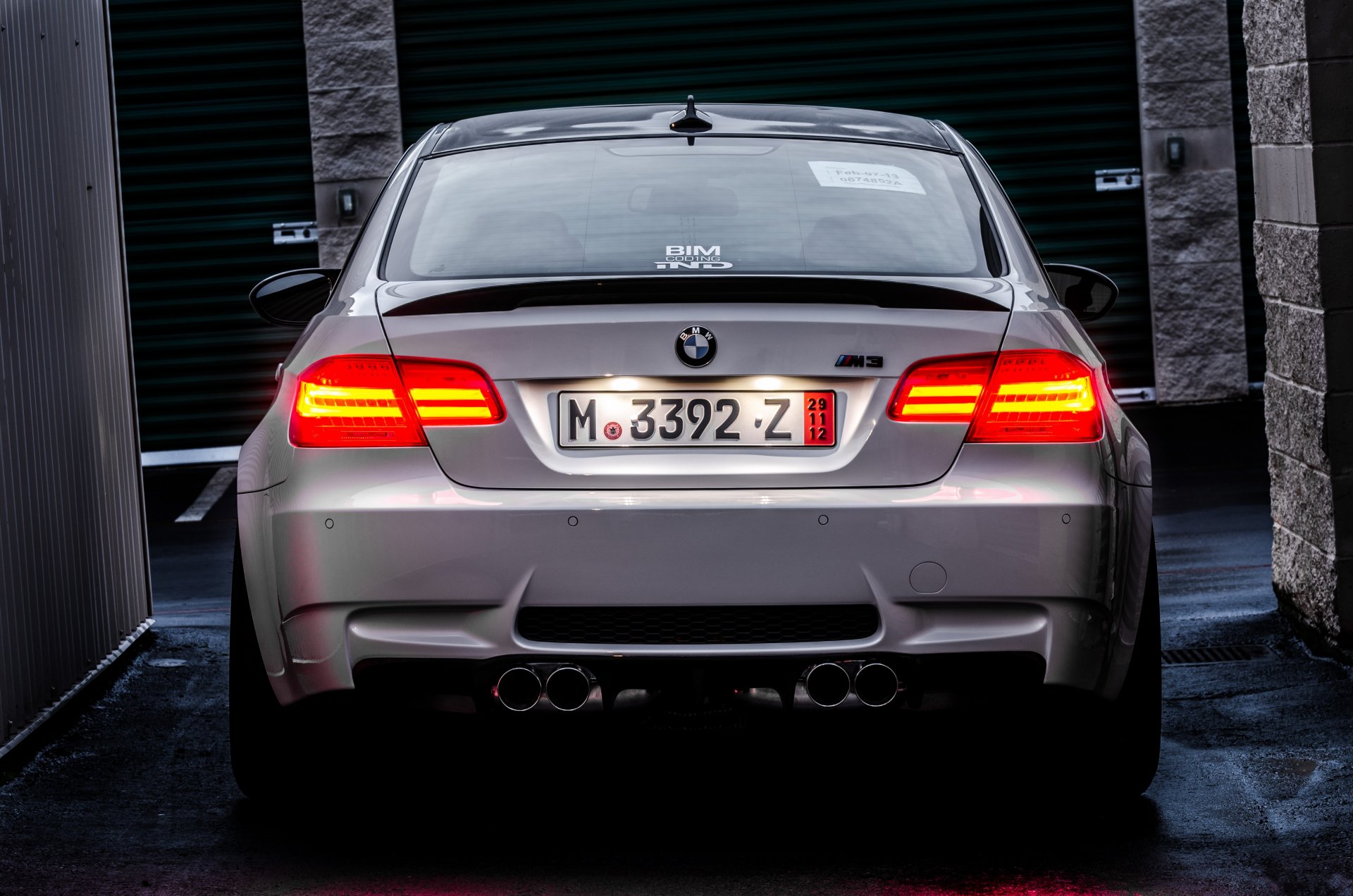 bmw m3 e92 bianco bmw coda fanali posteriori luce strada asfalto bagnato