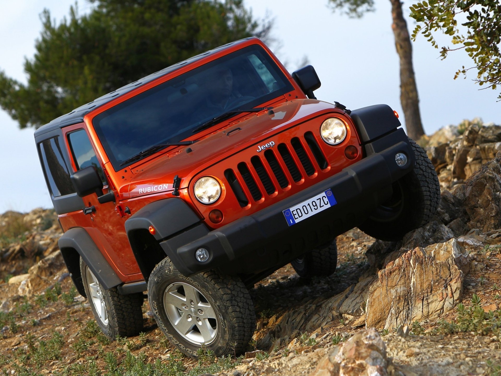 jeep wrangler rengler rubicon rosso anteriore suv off road rocce pendenza alberi