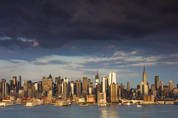 Grattacieli sotto un cielo scuro