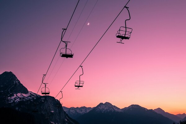 Funivia alla sera al tramonto