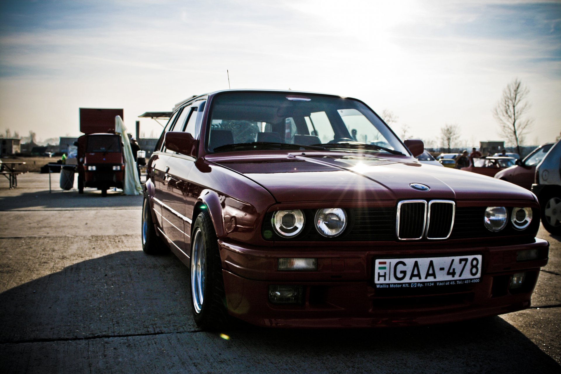 bmw e30 m3 touring vecchio tuning rosso scuro fari male power car show