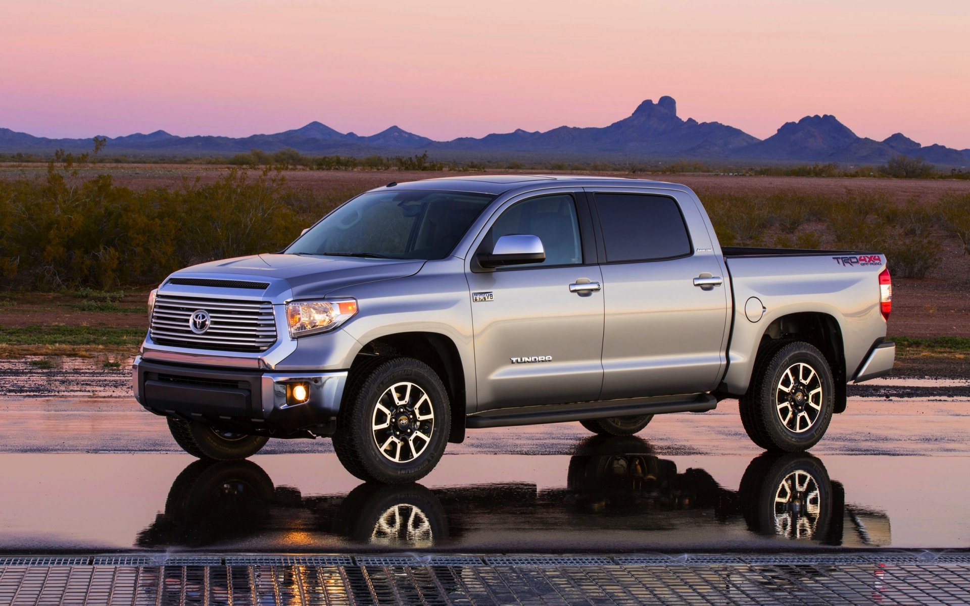 toyota tundra pick-up sera auto grigio toyota riflessione vista laterale