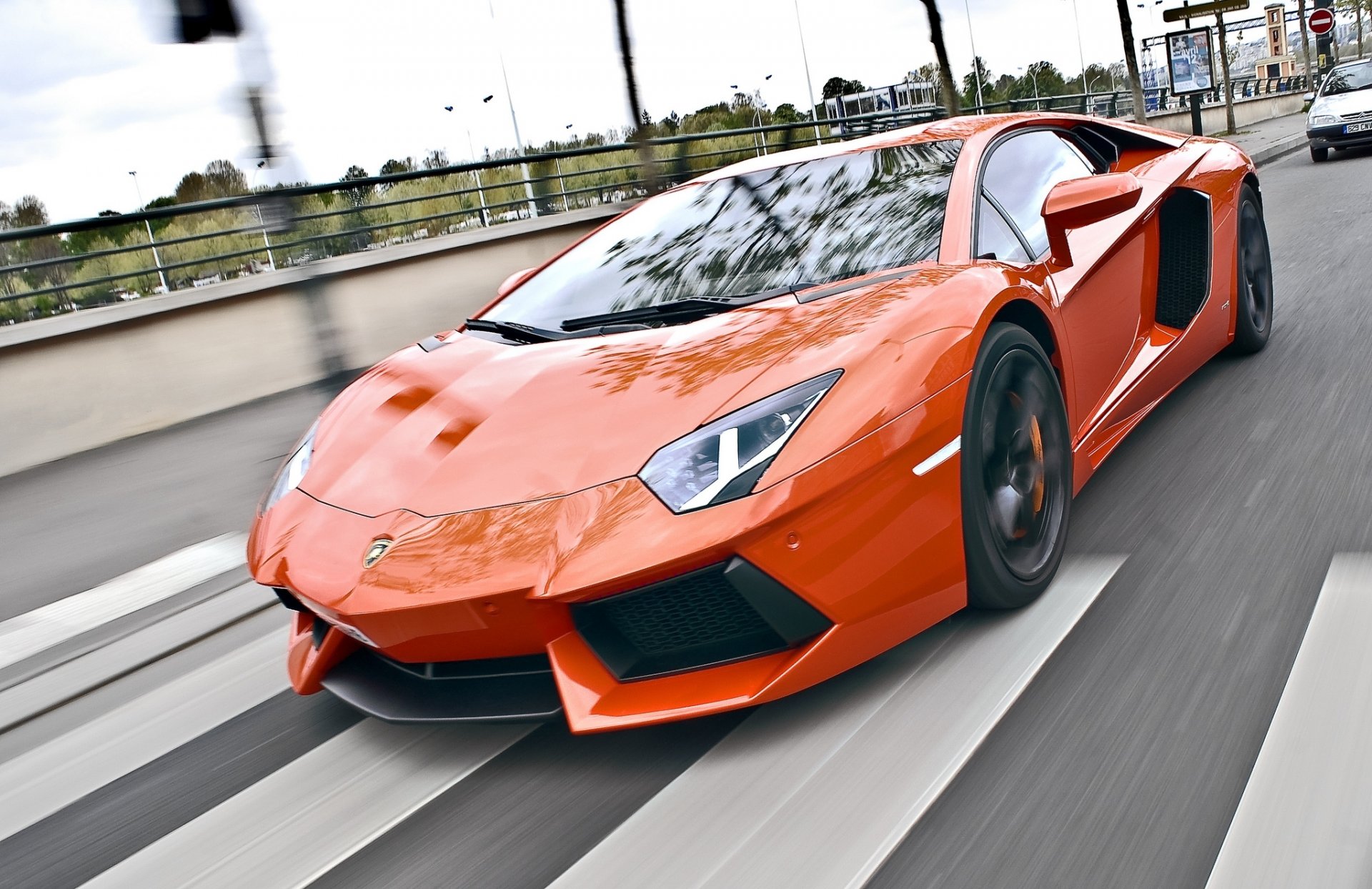 lamborghini aventador lp700-4 arancione strada velocità lamborghini aventador passaggio pedonale