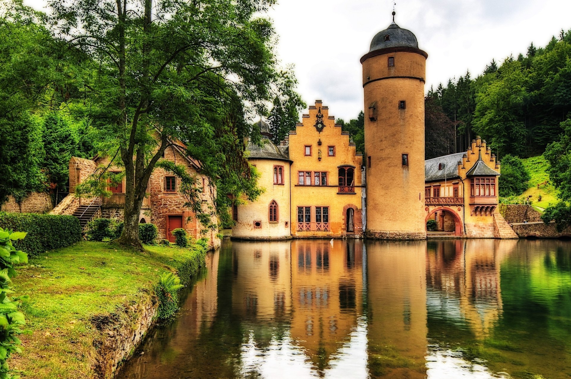 castello castello di mespelbrunn castle acqua germany germania