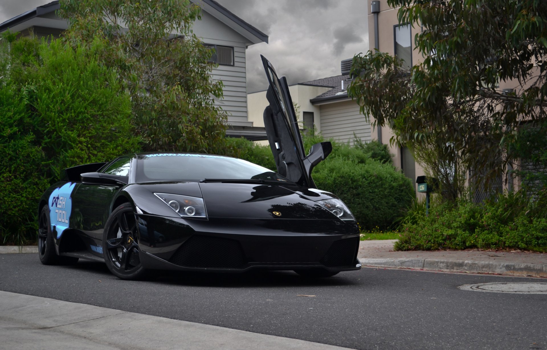 lamborghini murcielago lp560 nero lamborghini murcielago vista frontale alberi edifici