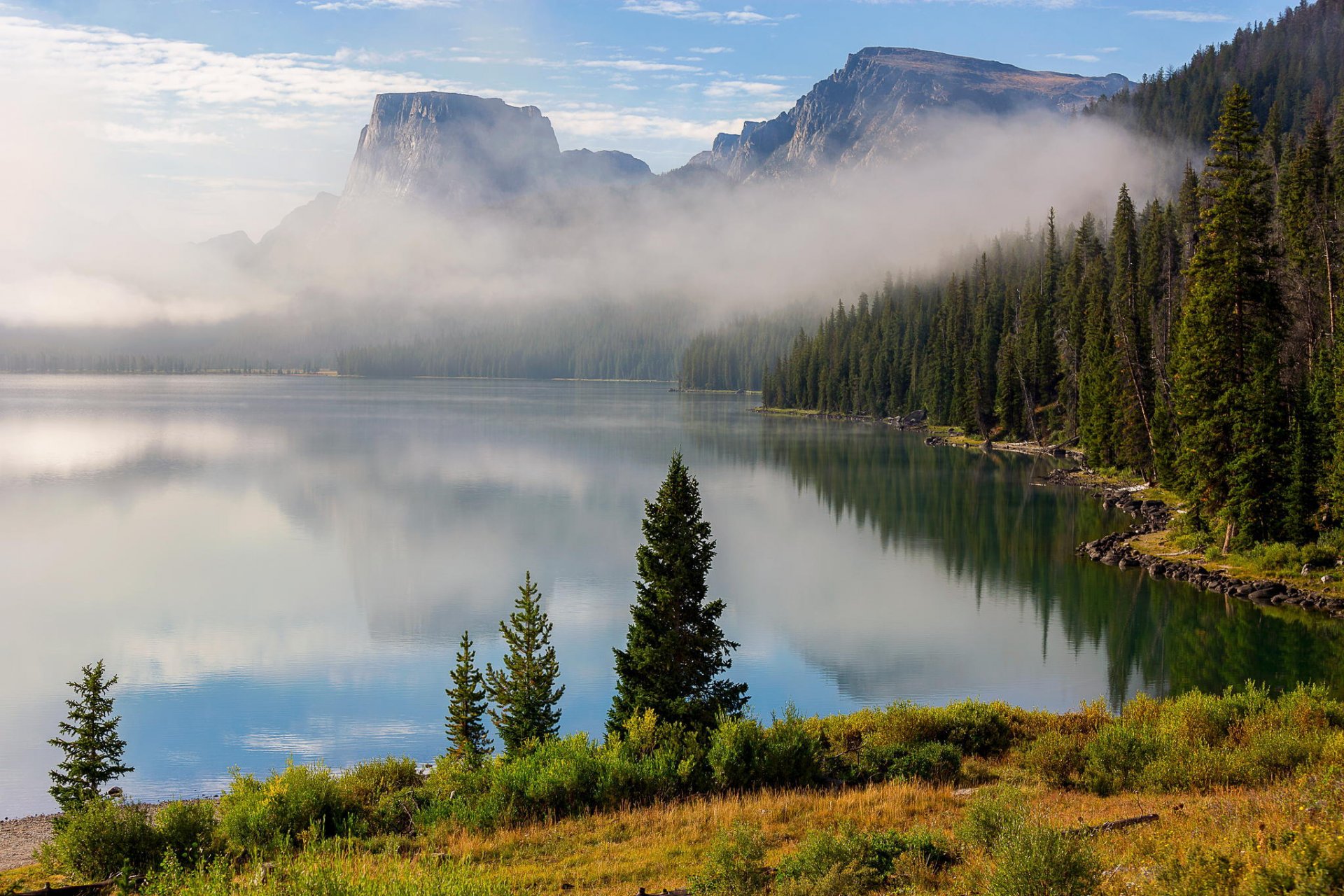 lago montagne alberi foresta foschia