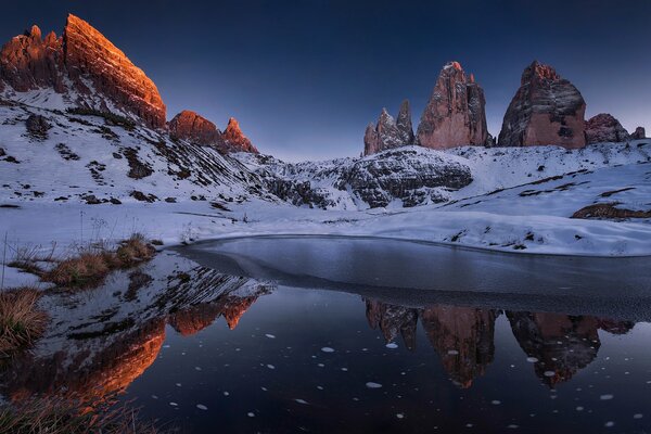 Riflesso delle montagne innevate nel lago