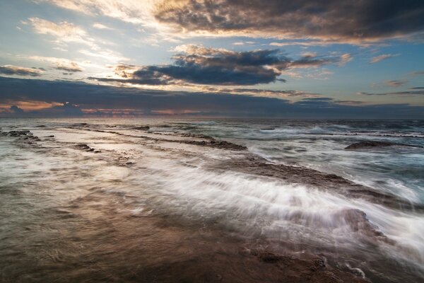 Le onde del mare battono sulla riva