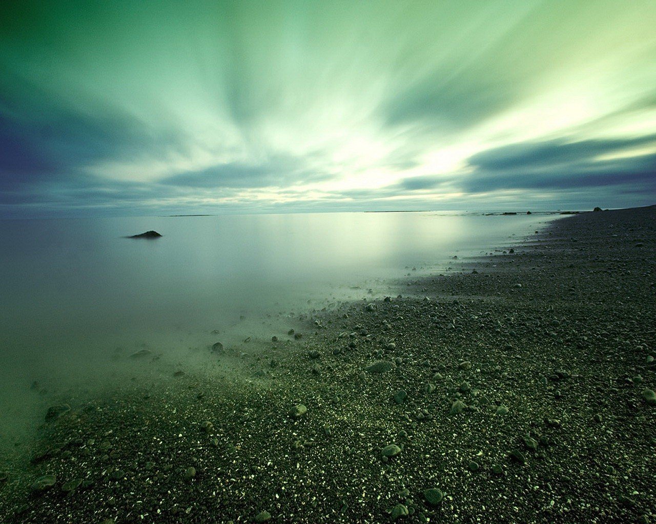 costa rocce acqua nuvole