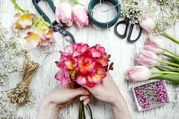 Il lavoro del fiorista. Bouquet luminoso