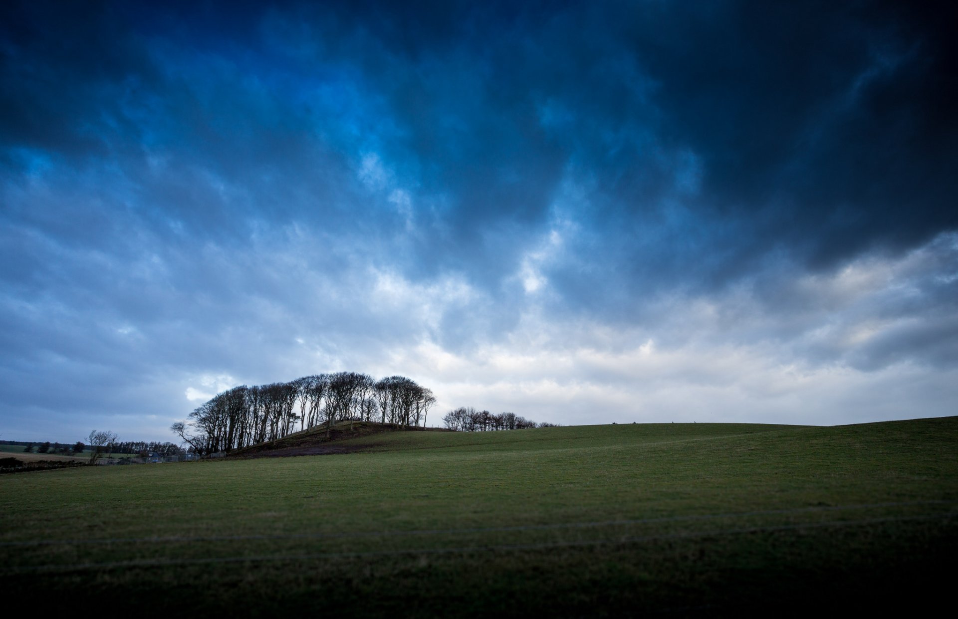 regno unito scozia campo distese valle alberi blu cielo nuvole
