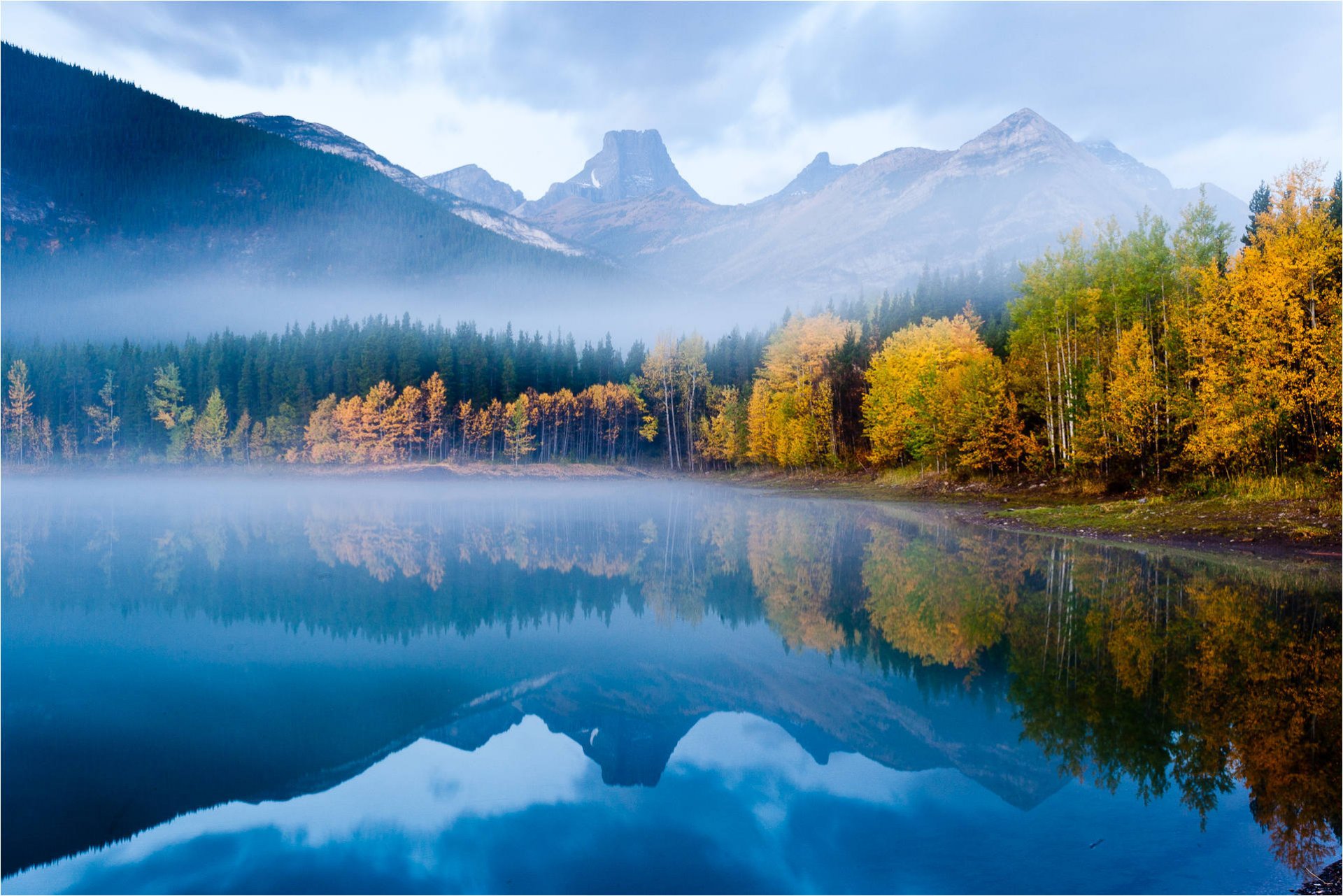lago di montagna autunno foresta cime superficie liscia riflessione natura