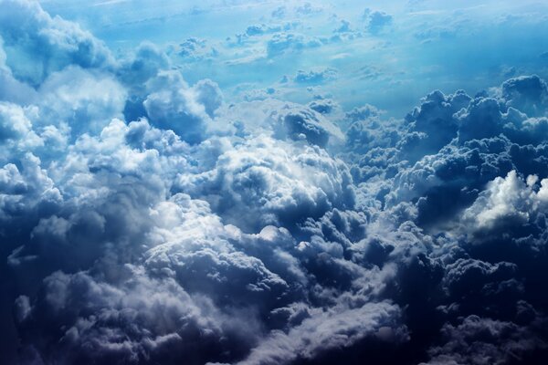 Cirri nel cielo blu