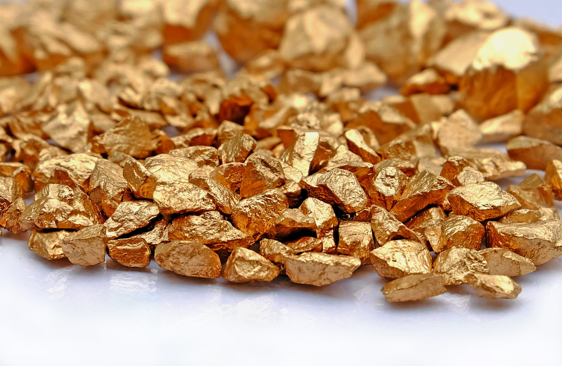 oro metallo minerale tavolo bianco