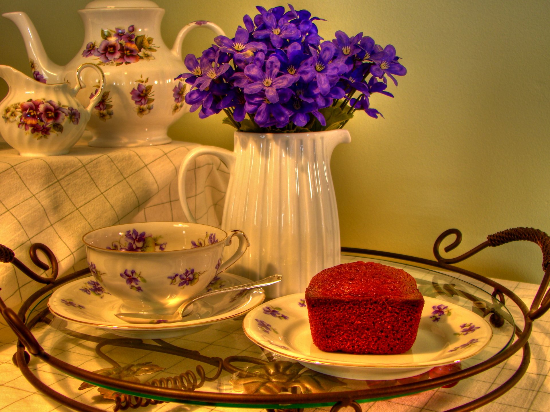 tavolo tovaglia set da tè cupcake vassoio brocca fiori sfondo