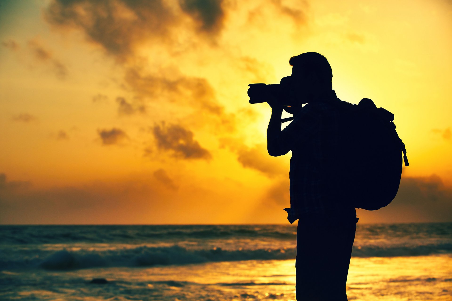 uomo viaggiatore silhouette fotografo macchina fotografica macchina fotografica riprese natura sera tramonto mare bello sfondo bellissimo sfondo viaggi il mio pianeta bokeh carta da parati