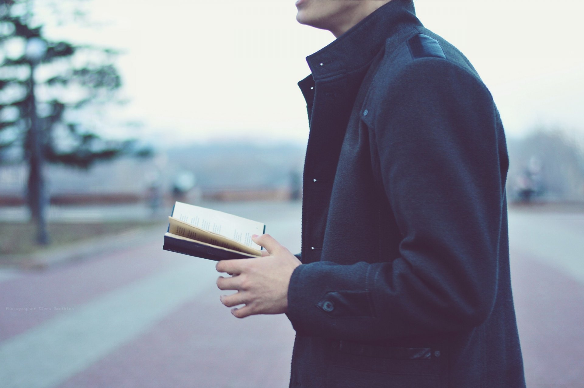 elena umrihina fotografia fotografo fidanzato mani libro