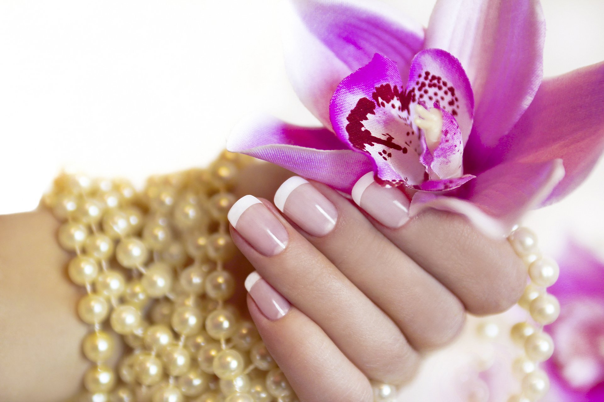 mano manicure dita fiore perla
