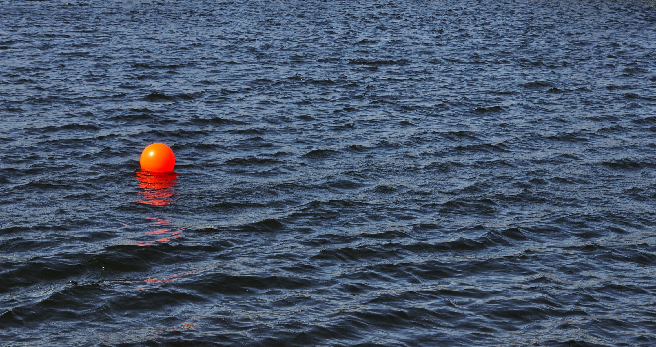 greg stevenson fotografo foto acqua stagno onde palloncino rosso marik galleggiante faro