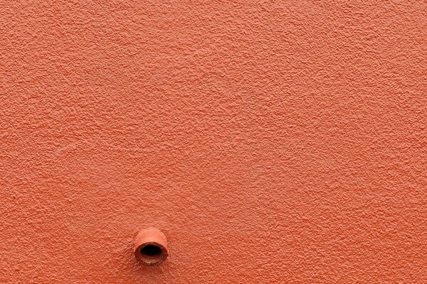 C è un muro e un tubo sporge