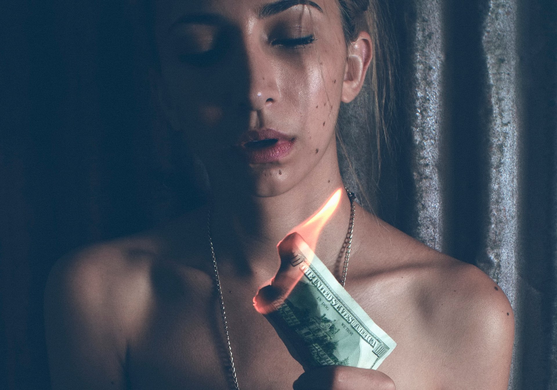 banconota dollari ragazza fuoco
