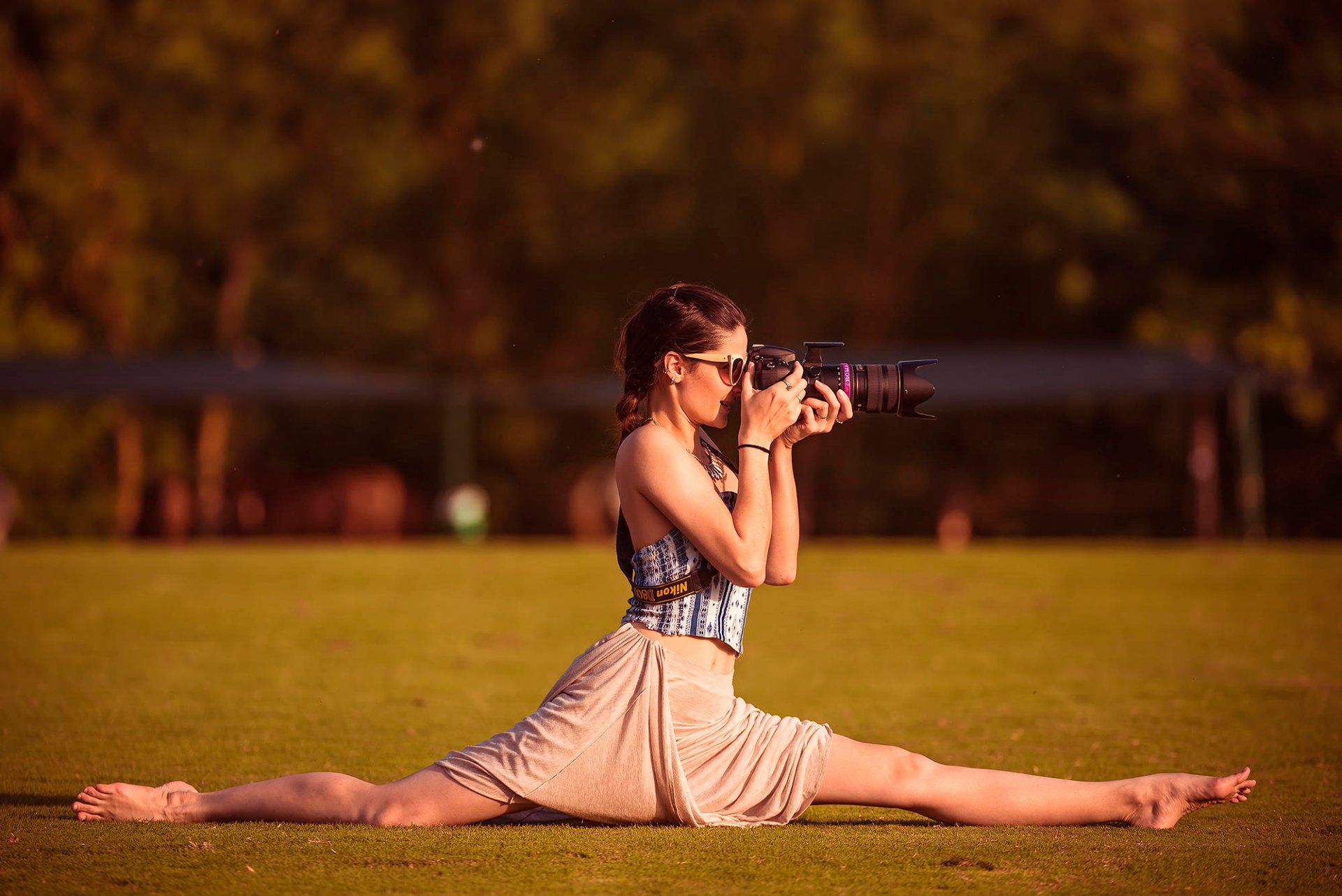 ragazza fotografo occhiali macchina fotografica spago