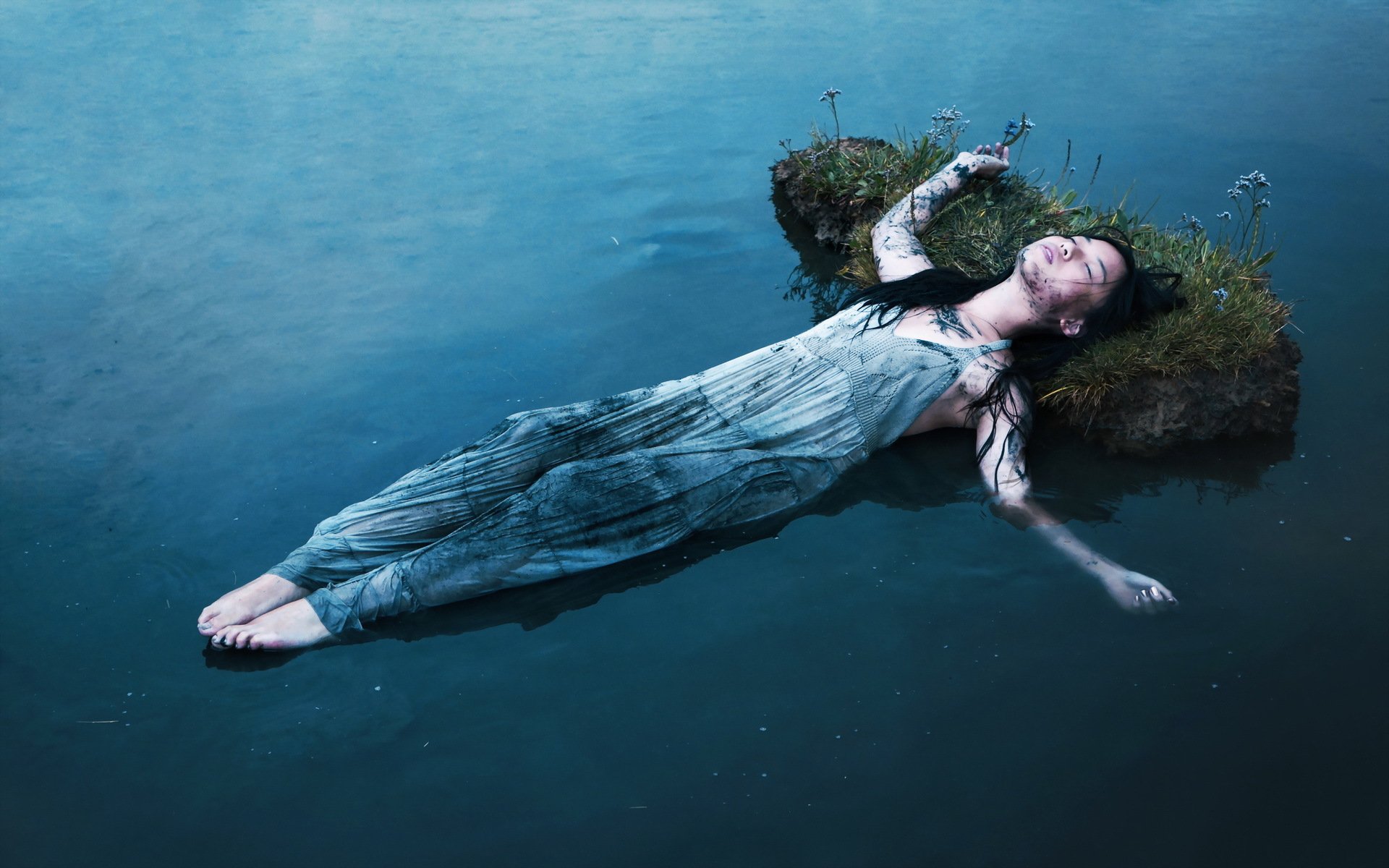 ragazza acqua erba fiori vestito bruna pace