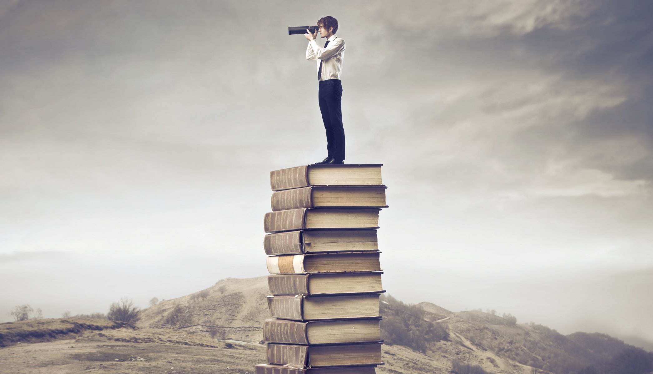 ragazzo cannocchiale libri terreno