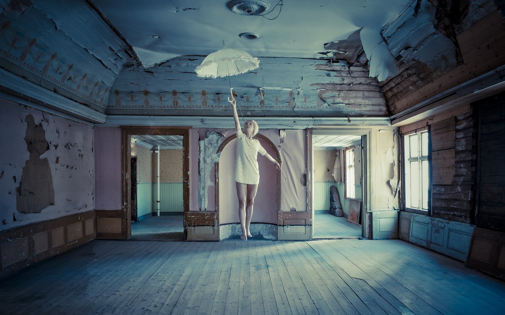 ragazza stanza ombrello situazione