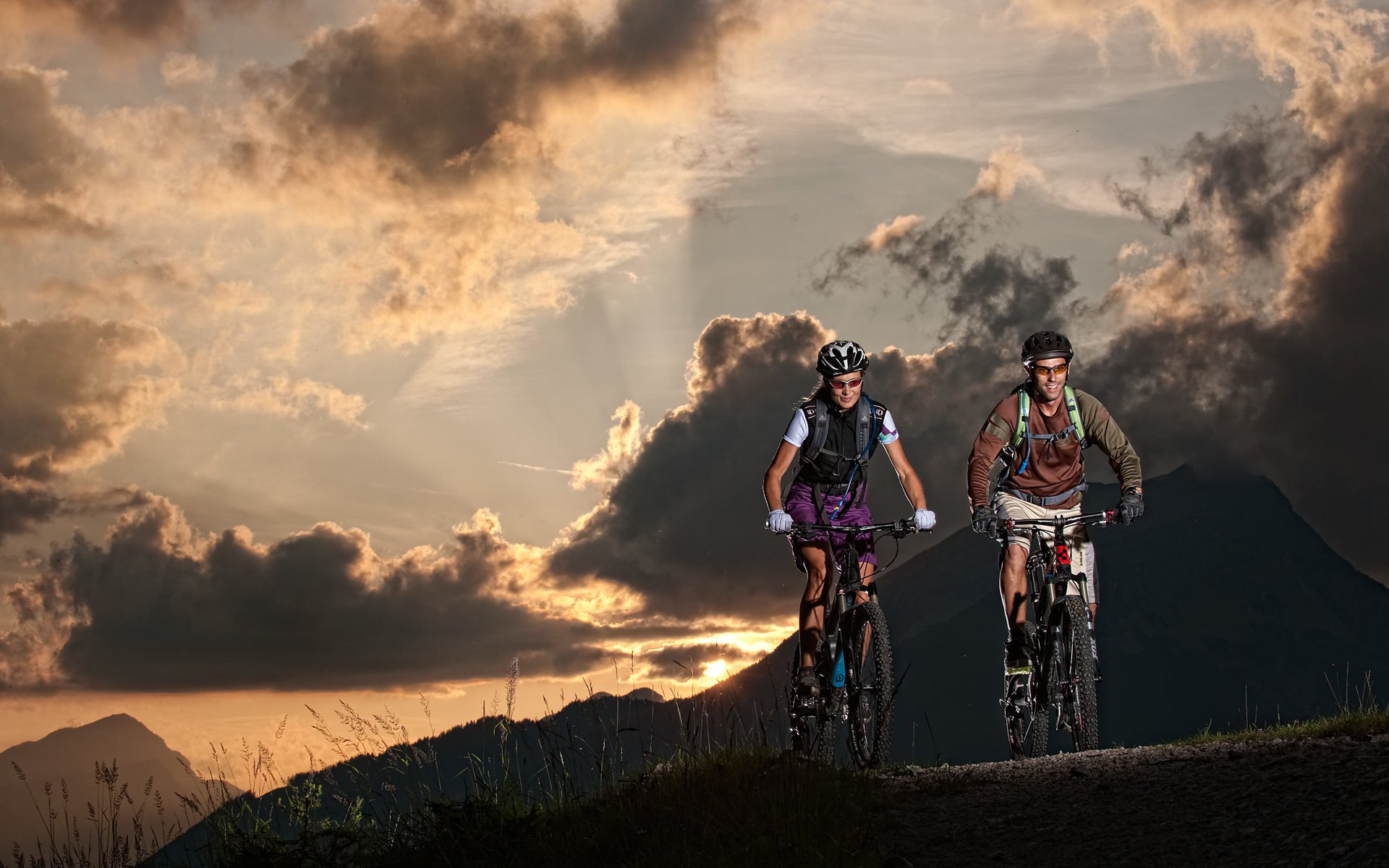 uomo donna ciclisti escursionisti sera natura