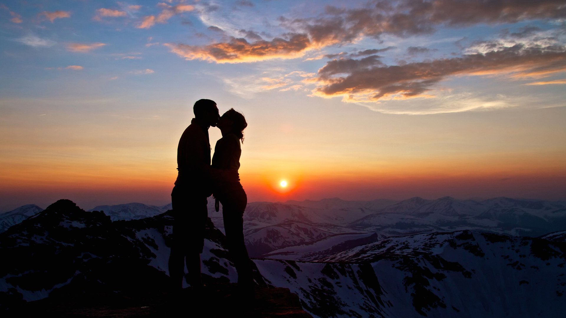 amore bacio abbraccio ragazza ragazzo donna uomo tramonto sole montagna neve nuvole cielo
