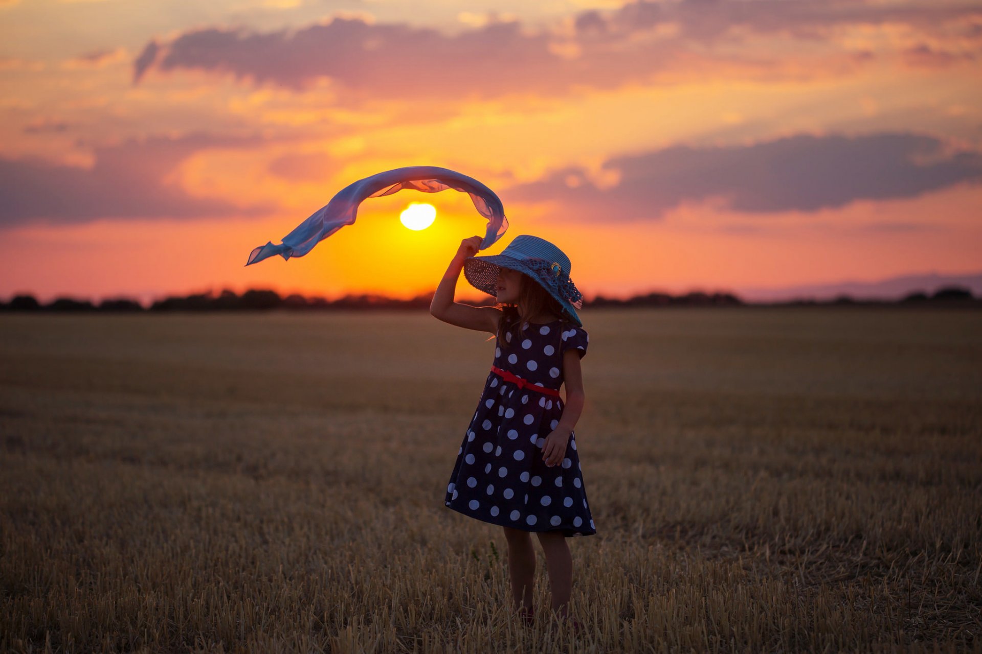 ragazza vestito cappello sciarpa tramonto campo mietitura umore