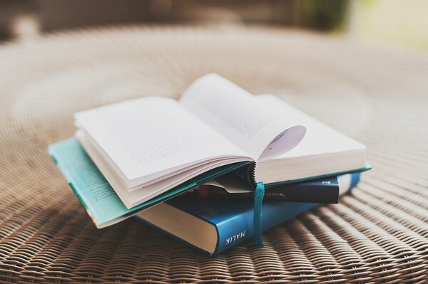 LIBRO APERTO SUL TAVOLO