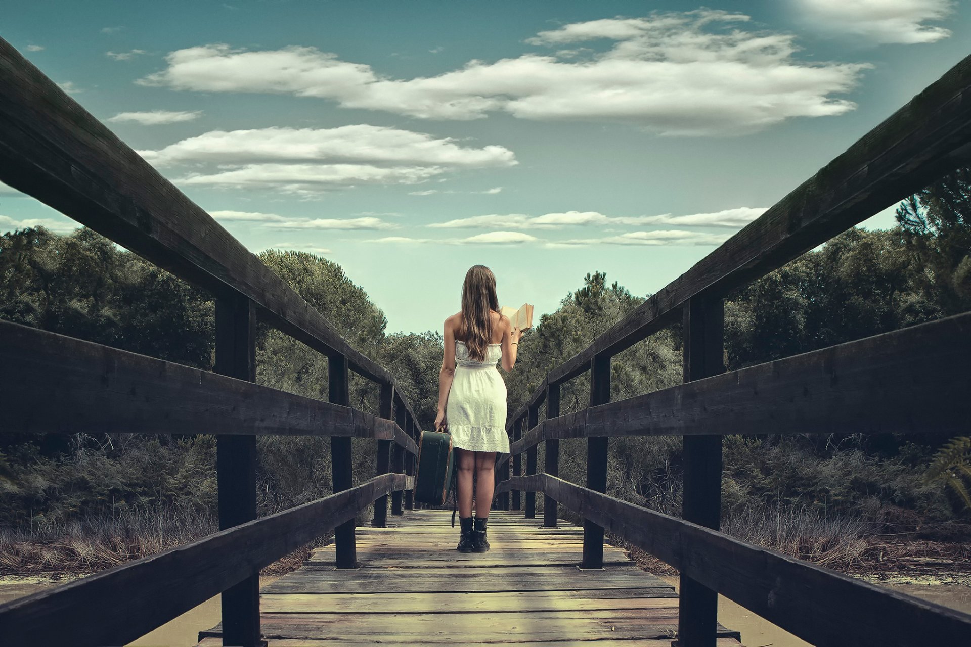 ponte ragazza valigia libro