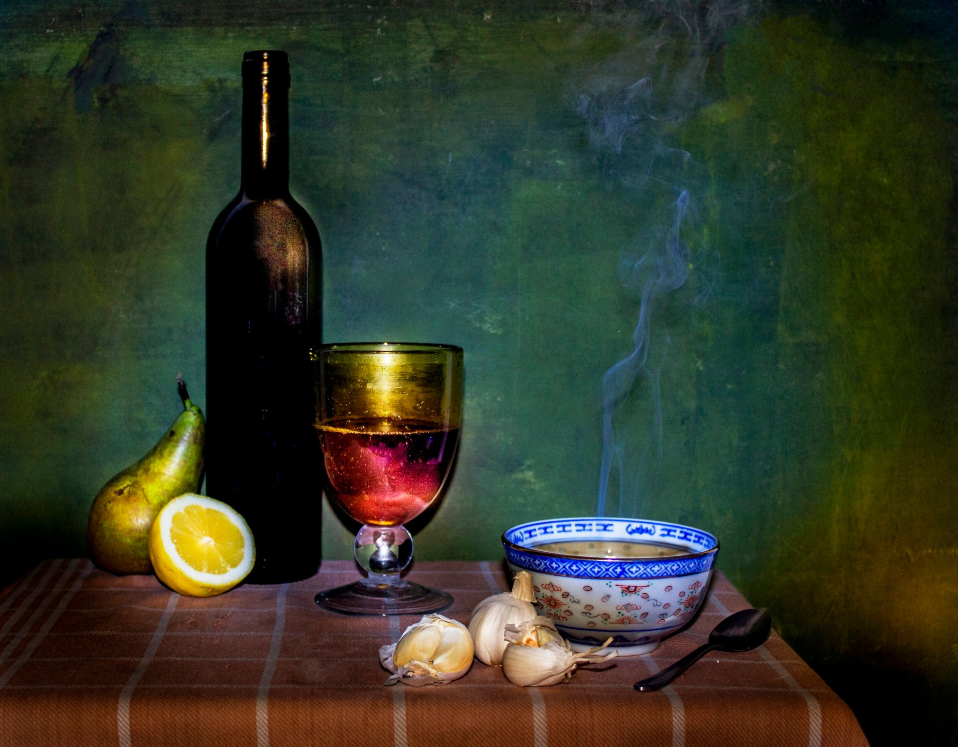 ciotola di minestra bottiglia piatto tavolo natura morta