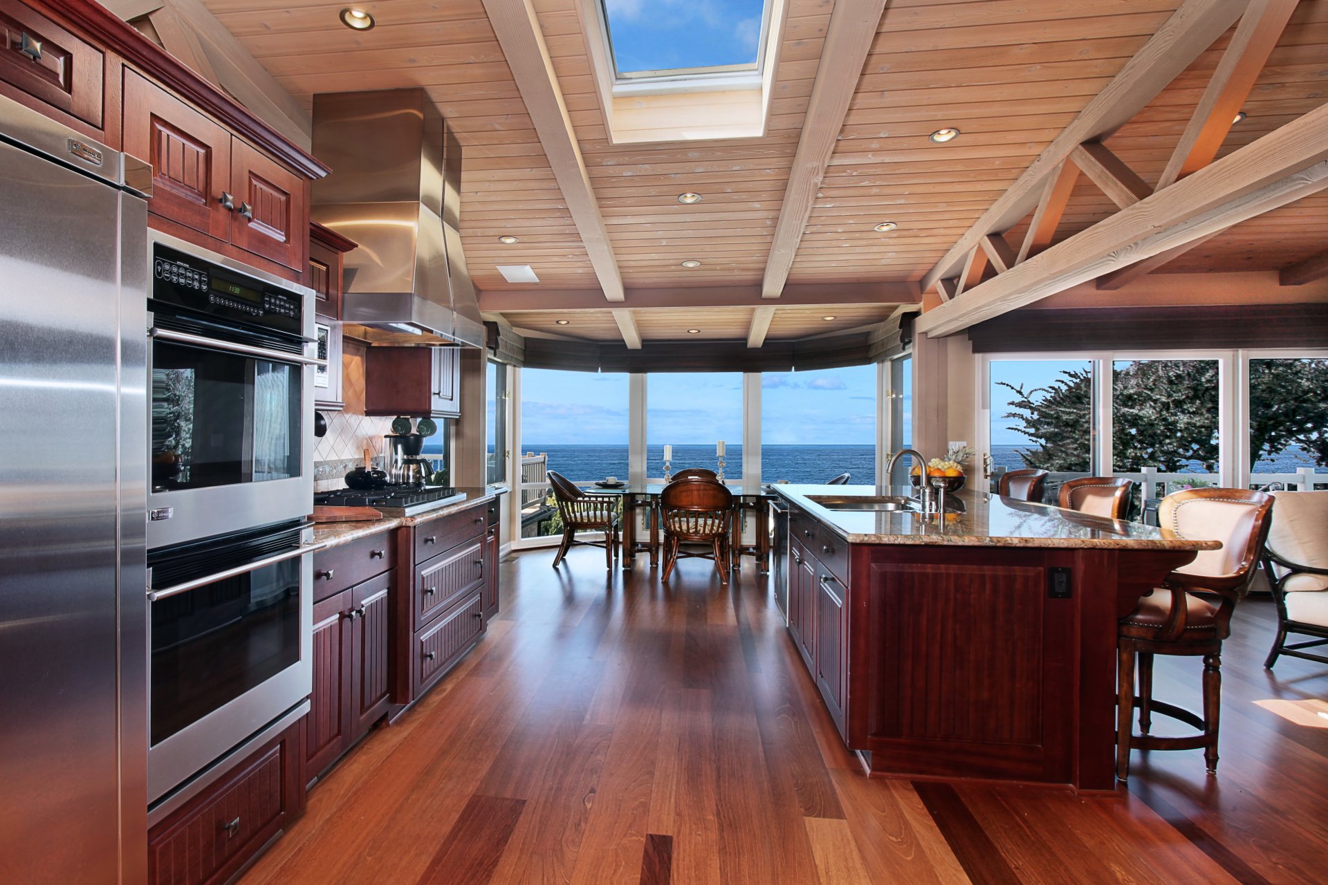 interni design cucina tavolo finestra foto