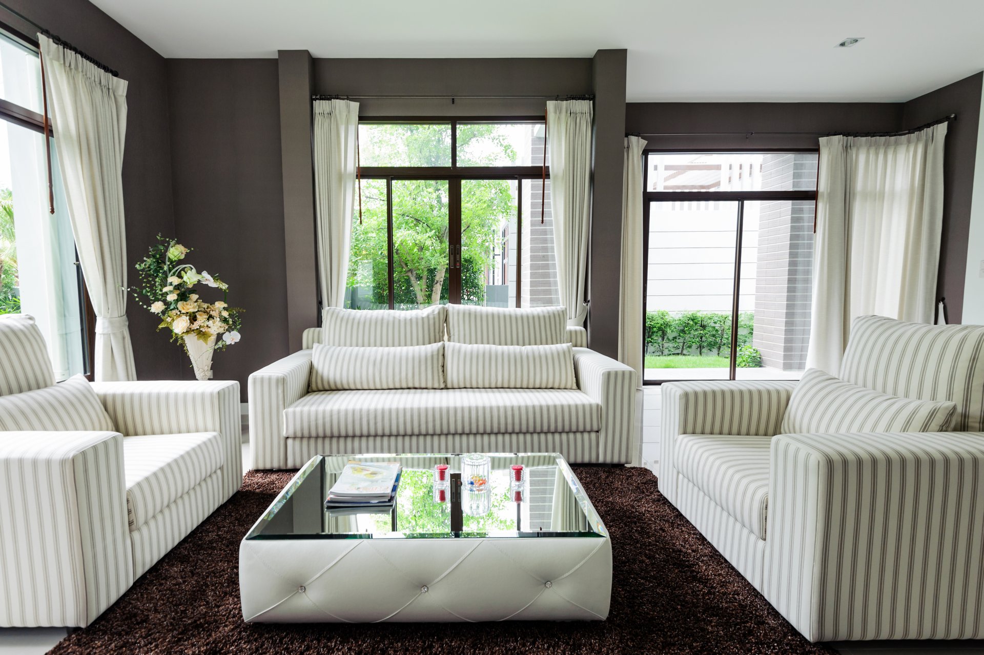 interior design soggiorno divano tavolo tappeto tende foto